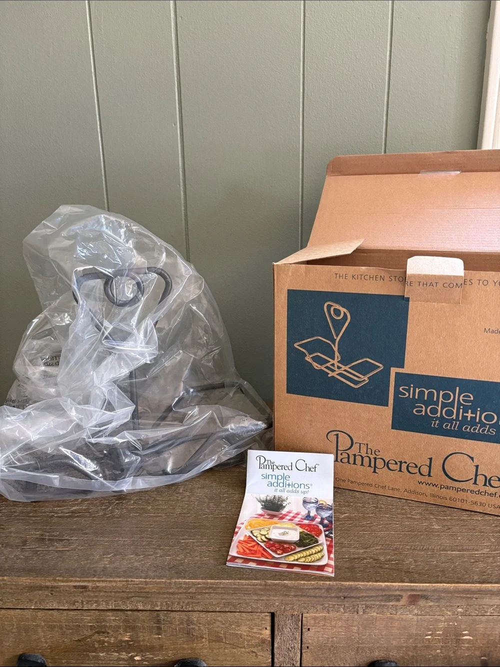 The Pampered Chef Small Bowl Caddy Metal NEW in Box Never Used!